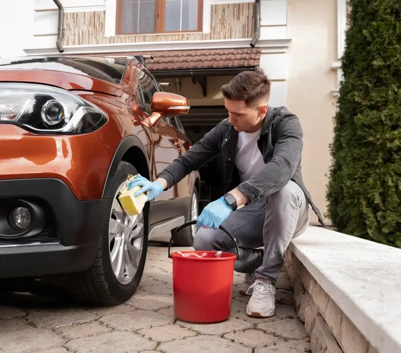 Lavage auto à domicile Sainte-Sévère : professionnel intervenant sur un véhicule